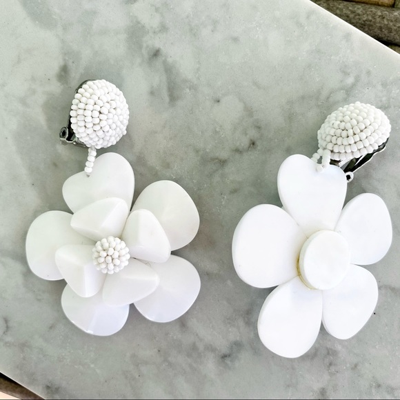Sachin & Babi White Plastic Flower Earrings EUC - Picture 3 of 11